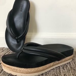 New Vince  Forest platform thong  black Sandals